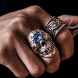 Anel caveira com pedra preciosa