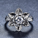 Anel com design floral