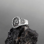 Anel com o triângulo valknut