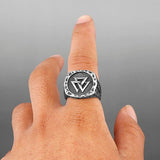 Anel com o triângulo valknut