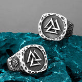 Anel com o triângulo valknut
