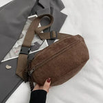 Bolsa de cintura em veludo castanho