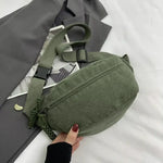 Bolsa de cintura em veludo verde caqui