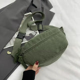 Bolsa de cintura em veludo verde caqui