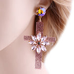Brincos cruz estilo floral rosa escuro