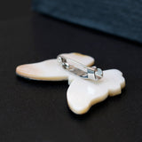 Broche borboleta cinzento