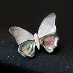 Broche borboleta cinzento