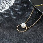 Colar banhado a ouro com uma pérola dourado