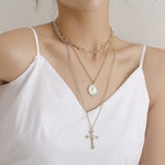 Colar com cruz e medalha