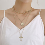 Colar com cruz e medalha