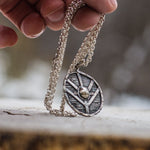 Colar com pingente de escudo valor por defeito título
