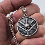 Colar com pingente de escudo valor por defeito título