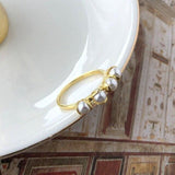 Colar dourado de pérolas anel