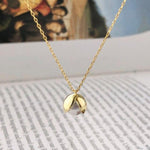 Colar dourado de pérolas colar