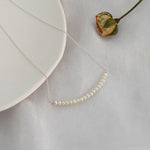 Colar elegante com pequenas pérolas