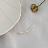 Colar elegante com pequenas pérolas
