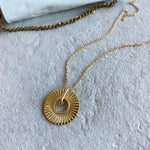 Colar sol grande dourado valor por defeito título