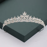 Coroa prateada com pedras de strass valor por defeito título