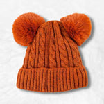 Gorro com 2 pompons laranja