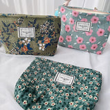 Necessaire floral mulher verde