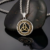 Pingente triquetra aço ouro com corrente / 60 cm