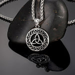 Pingente triquetra aço prata com corrente / 60 cm