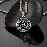 Pingente triquetra aço prata com corrente / 60 cm