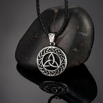 Pingente triquetra aço prateado com bracelete em pele / 60 cm