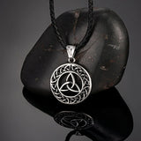 Pingente triquetra aço prateado com bracelete em pele / 60 cm