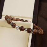 Pulseira de madeira com cruz