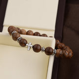 Pulseira de madeira com cruz