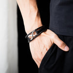 Pulseira infinito em couro entrançado