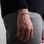 Pulseira rígida discreta