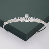 Tiara elegante prateada valor por defeito título